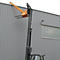 Ein ausgefahrener Gabelstapler mit orangefarbenem Teleskopausleger vor einer grauen Wellblechwand.
