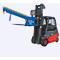 Roter Linde Gabelstapler mit blauem Kranarm-Aufsatz vor neutralem Hintergrund.