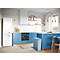 Moderne keuken met blauwe keukenkasten, een witte koelkast en een vuilnisbak. De ruimte is licht en stijlvol ingericht.
