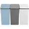 Trois poubelles rectangulaires : bleu, gris et blanc. Couvercles avec petite poignée.