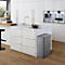 Cuisine moderne avec îlot de cuisine, poubelle grise, armoires blanches, plancher en bois.