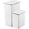 Deux poubelles blanches et rectangulaires côte à côte. Les deux ont un couvercle avec une poignée. Un logo est visible sur la plus petite poubelle.