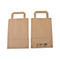 Zwei Papiertragetaschen aus braunem Papier vor weissem Hintergrund. Eine Tasche zeigt die Vorderseite, die andere die Rückseite.