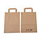 Zwei braune Papiertüten, beide mit Griffen. Eine Seite zeigt die Vorderseite, die andere die Rückseite mit Aufdruck.