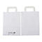Zwei weisse Papiertüten mit Henkeln. Eine zeigt die Unterseite mit Aufdruck.