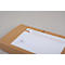 Une boîte en carton marron avec une enveloppe blanche. L'enveloppe a une perforation avec une couture rouge.