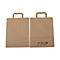 Deux sacs en papier marron avec des poignées côte à côte. L'un montre le devant, l'autre le bas avec l'impression.