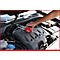Hand hält rotes Gerät über Motor. Schläuche sind angeschlossen. Volkswagen-Logo.