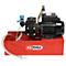 Rote, mobile KS Tools Pumpe mit Schlauch, Ventil und Griff. Mit KS Tools Logo.