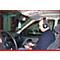 Ein Mann sitzt im Auto mit Kopfhörern und Gerät in der Hand. Vermutlich Fahrzeugdiagnostik.
