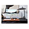 Ein moderner Schreibtisch mit iMac, Tastatur, Maus, Lampe und Dekor.