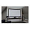 Heimkino-Raum mit Leinwand, Lautsprechern und Sofa. Dunkles Holzregal unter der Leinwand, grauer Teppich.