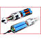 Aufgeschnittener Akku-Bohrer, blaue Batterien, Elektronik, roter Rahmen. Aufreißendes Design.