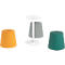 Tabourets de différentes couleurs et une table d'appoint blanche sur fond blanc.