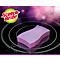 Une éponge Scotch-Brite violette repose sur une surface noire et brillante. En arrière-plan, le logo Scotch-Brite est visible.