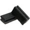 Plusieurs éponges de nettoyage noires sur fond blanc. Les éponges sont rectangulaires et ont une surface rugueuse.