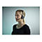 Junge Frau mit blonden Haaren trÃ¤gt ein Headset. Sie schaut zur Seite, ein Kabel verbindet das Headset.