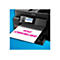 Ein schwarzer Epson-Drucker, der ein Blatt Papier mit dem Text "HOGE SCANSNELHEID" in pinker Schrift ausdruckt. Auf dem Drucker befindet sich ein Bildschirm mit verschiedenen Funktionen und Tasten.