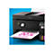 Epson EcoTank Drucker druckt ein Blatt mit der italienischen Aufschrift zu 90 Prozent Tintenkostenersparnis.