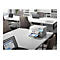 Une imprimante imprime une feuille de papier dans un espace de bureau. Un ordinateur portable est visible au premier plan.