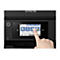 Eine Hand berührt den Bildschirm eines schwarzen Epson-Druckers. Auf dem Touchscreen sind Symbole für Kopieren, Scannen, Faxen und mehr zu sehen.