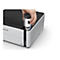 Eine Hand setzt eine Tintenpatrone in einen Drucker ein, EPSON-Logo links.