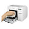 Person legt eine Papierrolle in einen weiÃŸen Epson-Drucker ein. Der Drucker hat eine offene Klappe.