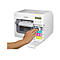 Eine Hand setzt Patronen in einen weiÃŸen Drucker ein. Das Epson-Logo ist deutlich zu sehen.