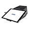 Schwarzes Tablet mit EPSON Logo, in Halterung. Stromanschluss und Gerät auf weißem Hintergrund.