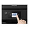 Eine Hand berÃ¼hrt den Touchscreen eines Epson-Druckers, das Scan-Symbol ist markiert.