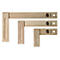 Trois équerres en bois de différentes tailles, couchées. Sur le côté horizontal figurent des indications de longueur et un logo imprimé.