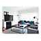 Wohnzimmer mit Wand-TV, Kamin und Sofa. Schwarzer Couchtisch und gestreifter Teppich.