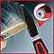 Hammer, zeigt die Montage mit Holzstiel und rotem Griff.