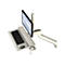 Ein medizinischer Arbeitsplatz. Bildschirm mit Diagramm, Tastatur, Maus und Zubehörablage, alles in hellem Grau und vor weißem Hintergrund.