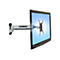 Monitor an Wandhalterung, Bildschirm mit blauem Himmel, dahinter Metallarm mit Ergotron-Logo.