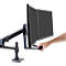 Doppelmonitor-Halterung. Eine Hand hält den Rahmen fest. Schwarze Monitore und Halterung.