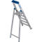 Escalier pliable en aluminium, plateau supérieur bleu, marches grises, pieds de support. Inscription KRAUSE.