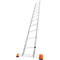 Una escalera de color claro que se inclina diagonalmente. La escalera está colocada sobre un fondo blanco y tiene pies naranjas.