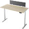 Escritorio ajustable en altura con separador de tela gris y panel de control. Encimera de escritorio con aspecto de madera, patas plateadas.