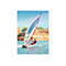 Ein Windsurfer in roter Kleidung surft auf blauem Wasser vor einer sandigen Küste.