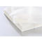 Une pile de serviettes en papier blanches, une feuille pliée vers le haut.