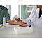 Un médecin tamponne la main d'un patient avec un chiffon blanc.