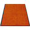 Alfombra naranja con borde negro.