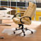 Silla de oficina beige con ruedas sobre una alfombrilla protectora transparente frente a una ventana. Un escritorio en el fondo.