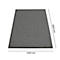 Felpudo gris con bordes negros. Dimensiones: 1200mm x 1800mm.