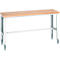 Établi avec plateau en bois, cadre en métal gris clair et roulettes.