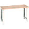 Table d'établi de couleur claire avec plateau en bois et cadre en métal peint en blanc. Les pieds de la table sont de forme carrée.