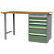 Établi avec pieds gris et armoire verte à tiroirs. Le plateau de la table est en bois.