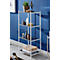 Étagère de salle de bain blanche avec quatre étagères. Décoration : plantes, vases, serviettes. Fond bleu.