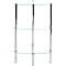 Étagère d'angle à trois étagères en verre et colonnes chromées. Les étagères sont triangulaires, l'étagère a un aspect minimaliste.